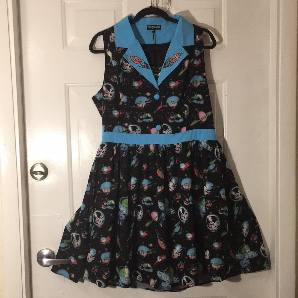 Space Babes Retro Alien Dress 👽